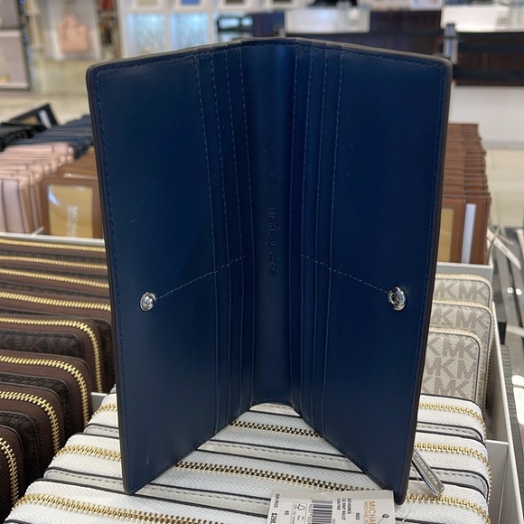 Michael Kors Reed Large Bifold Pebbled Leather Snap Wallet Card Case 
Navy 
NWT - Picture 4 of 16